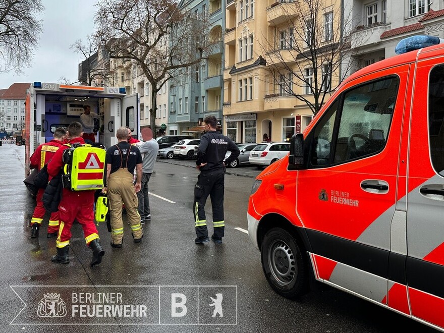 Einsatzfahrzeuge neben der Feuerwache