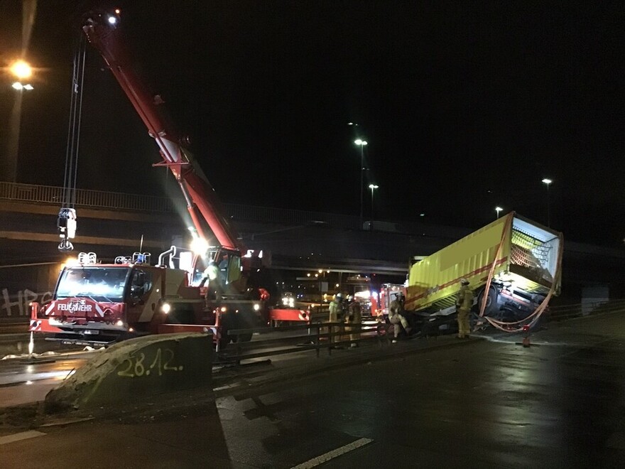 Einsatzstelle mit Kran des Technischen Dienstes der Berliner Feuerwehr