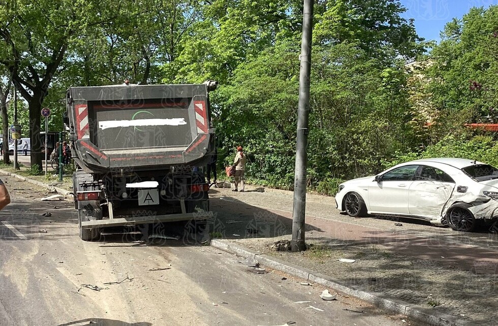 Einsatzkräfte bei Arbeiten am umgestürzten LKW