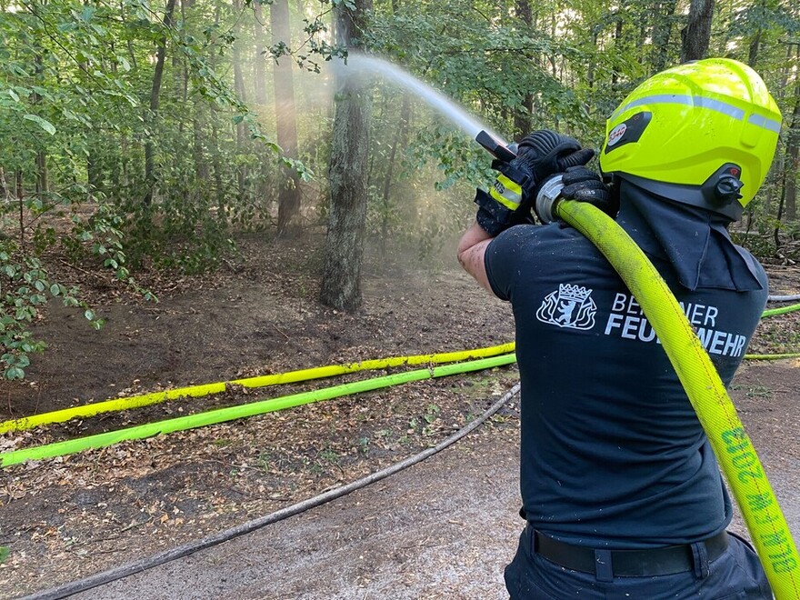 Der Waldboden am Rand des Sperrkreises wurde durchgehend gewässert, um ein Ausbreiten des Brandes über den Sperrkreis hinaus zu verhindern.