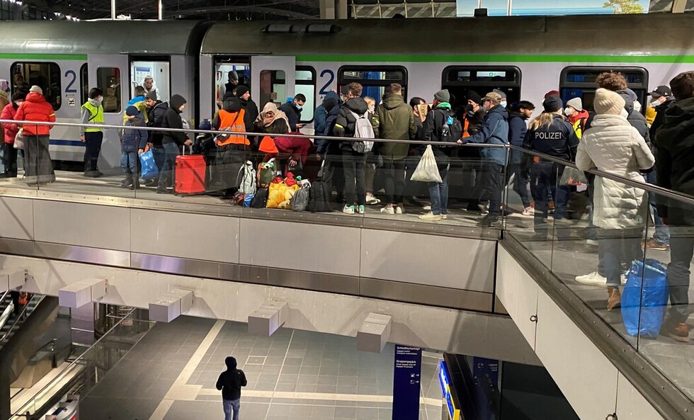 Geflüchtete kommen per Zug im Hauptbahnhof an