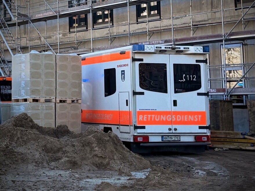 Rettungswagen der Bundeswehr an der Einsatzstelle