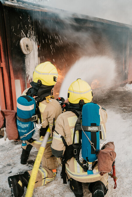 Die Kollegen der Lehrfeuerwache löschen das Schauzimmer 