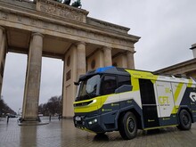Konzeptfahrzeug eLHF vor dem Brandenburger Tor