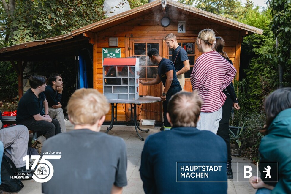 Anwärter der Lehrfeuerwache erläutern die taktische Belüftung am Rauchhaus.