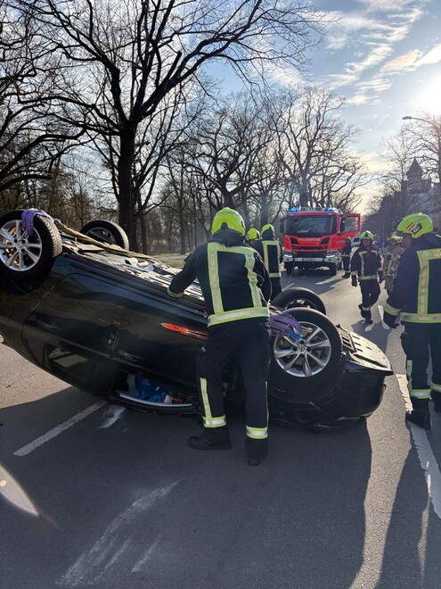 Technischer Dienst bei der Bergung des Pkw