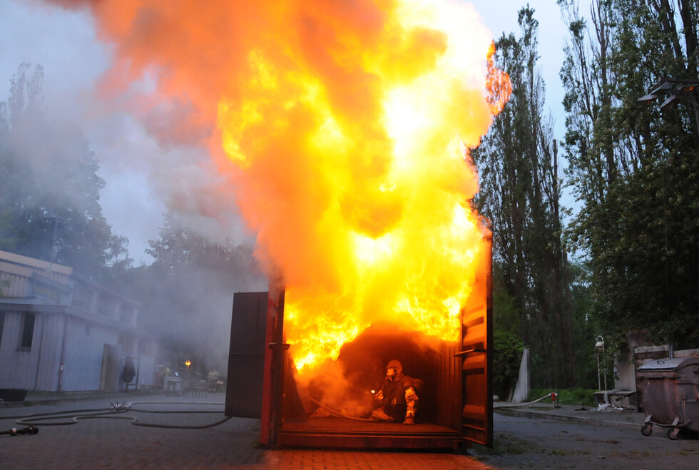 Einsatzvorführung im Brandcontainer