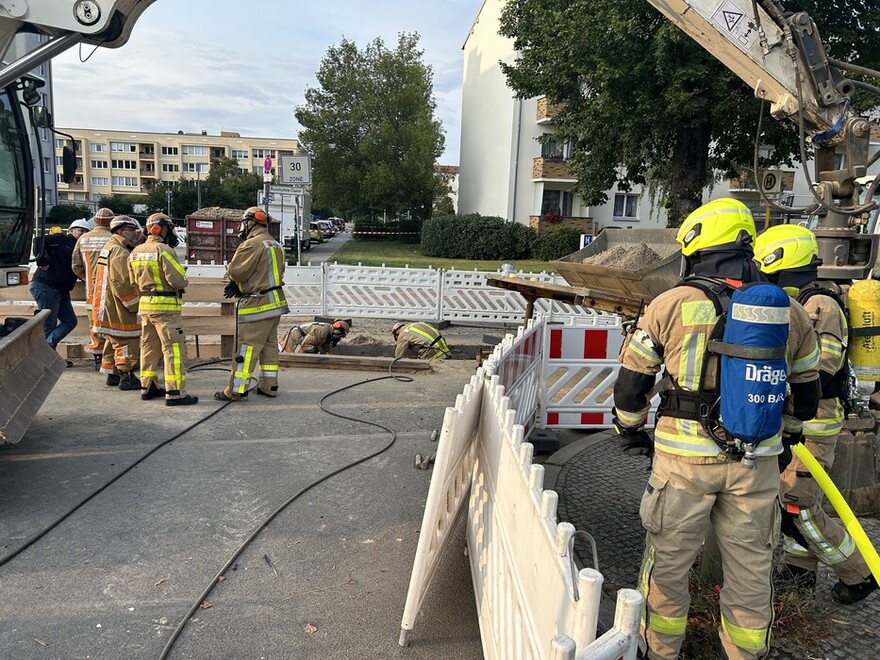 Reparaturarbeiten an der defekten Gasleitung unter Brandschutz