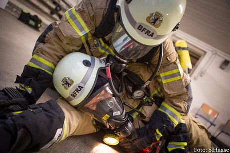 Zwei Feuerwehrleute mit Atmschutz beim Notfalltraining