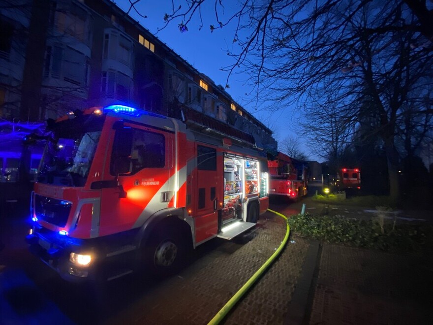 Ein Löschfahrzeug der Feuerwehr an der Einsatzstelle