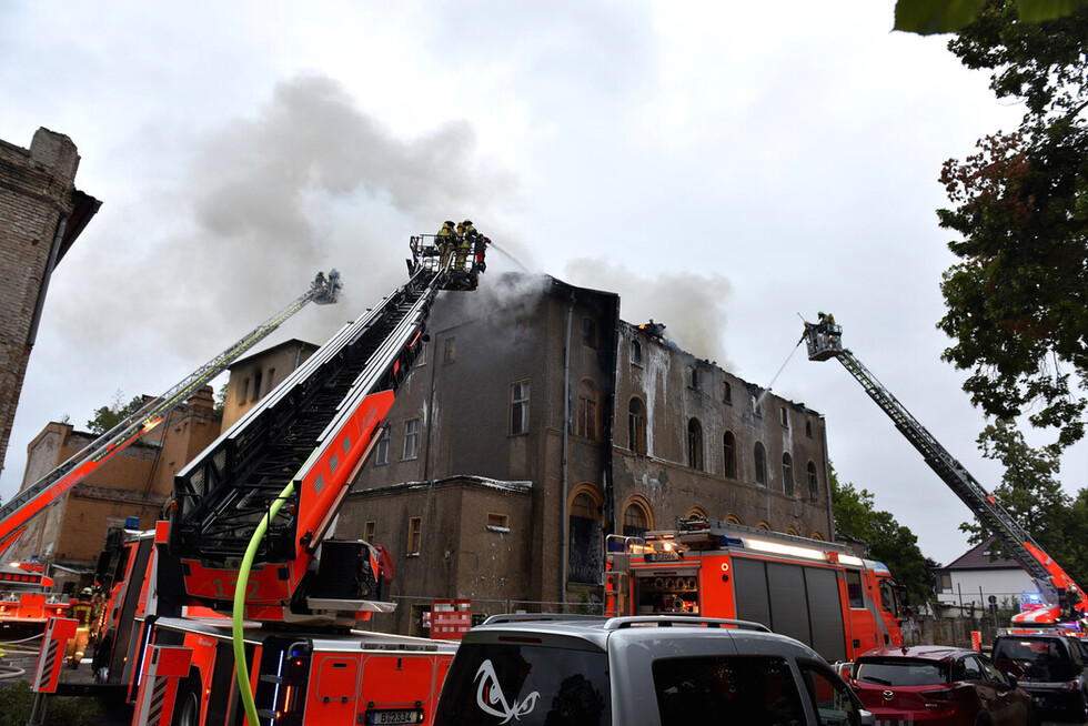 Brandbekämpfung über mehrere Drehleitern