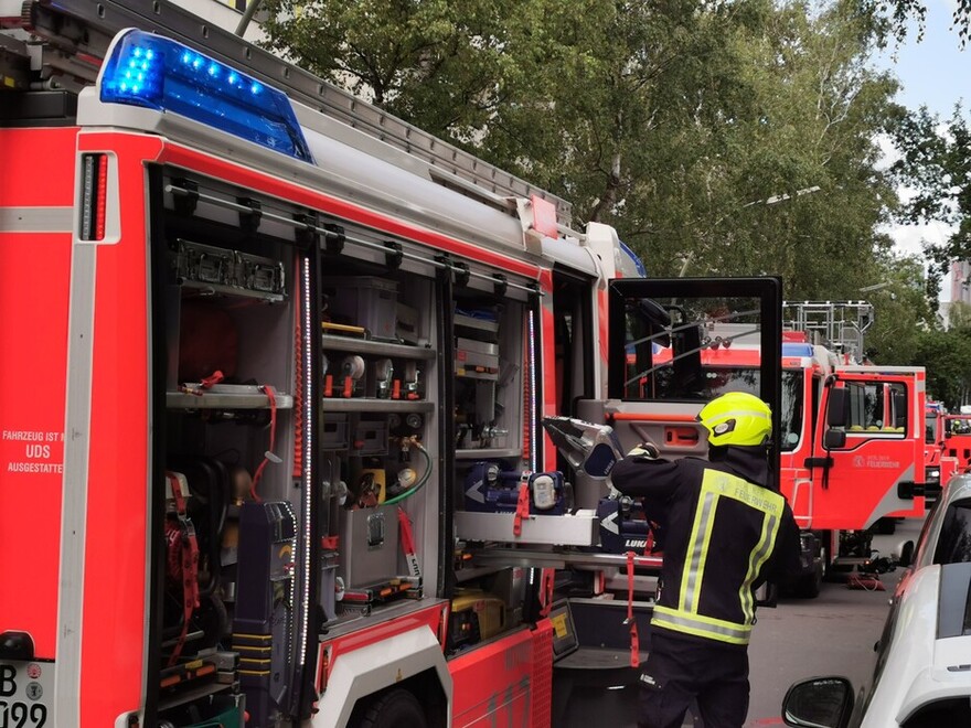 Einsatzkräfte am LHF