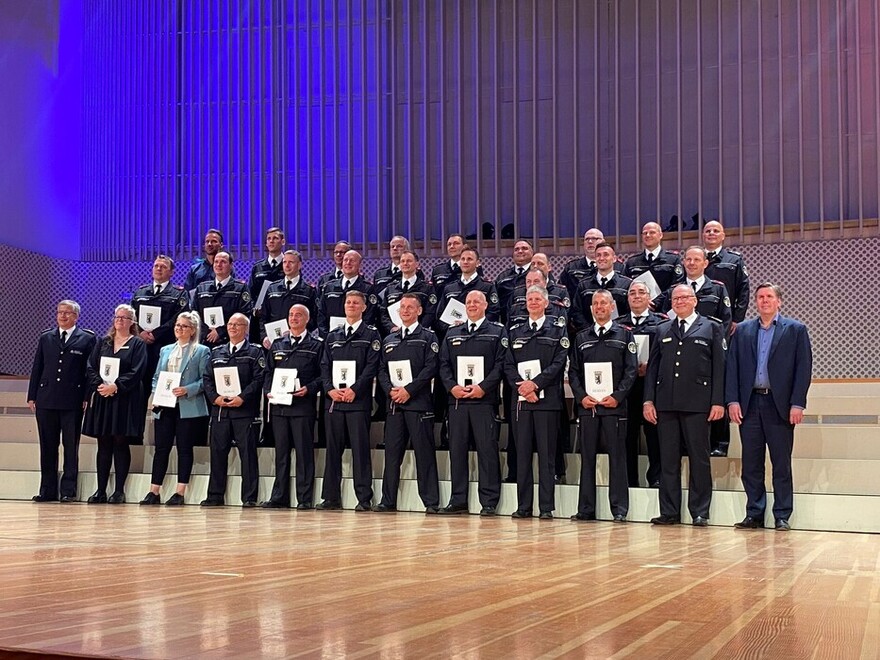 Die geehrten Mitarbeitenden der Berliner Feuerwehr.