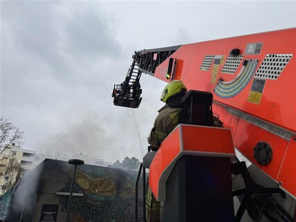 Brandbekämpfung über eine Drehleiter Brandbekämpfung über eine Drehleiter