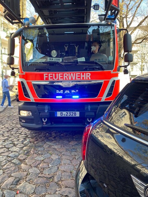 Drehleiter wird beim Abbiegen in eine Straße von einem falsch abgestellten Fahrzeug ausgebremst.