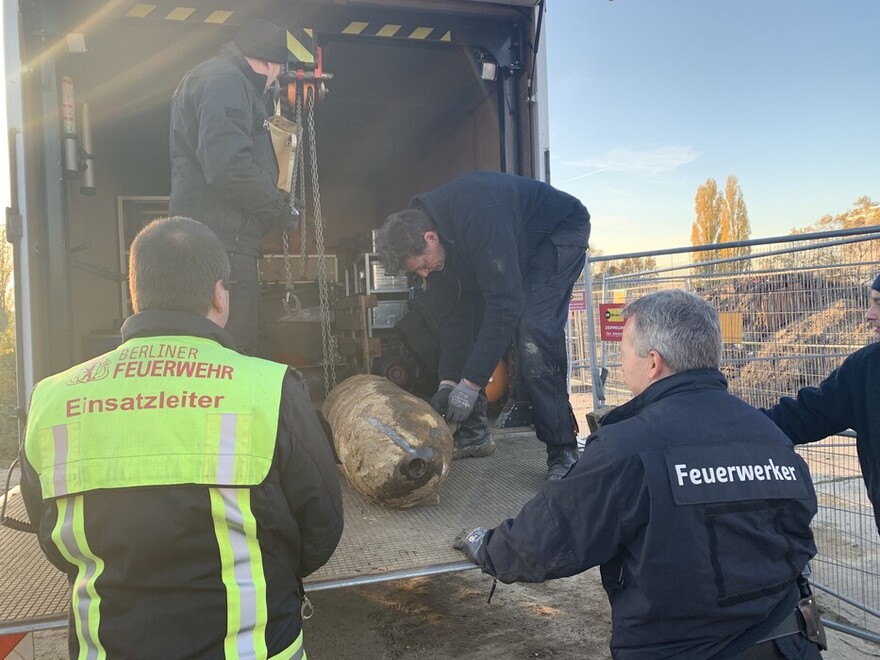 Der Einsatzleiter der Berliner Feuerwehr begutachtet die Bombe vor dem Abtransport