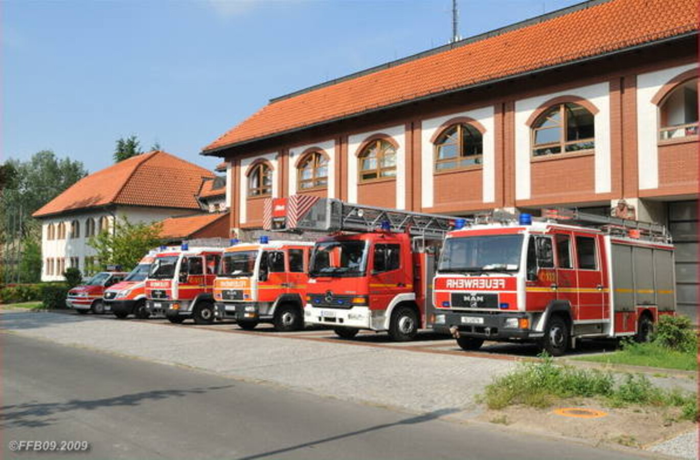 Mehrere Einsatzfahrzeuge