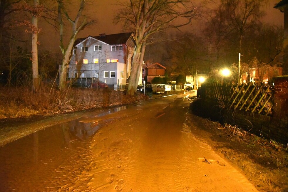 Ausgespülter Sand im Straßenland