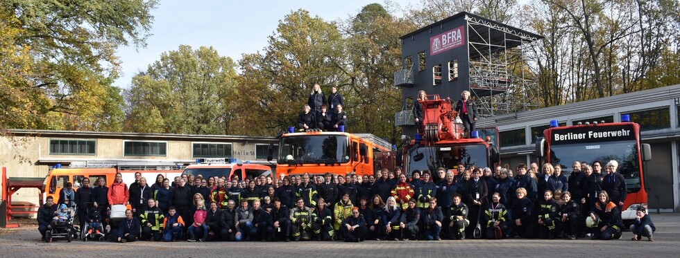 Gruppenbild der Teilnehmerinnen und Teilnehmer