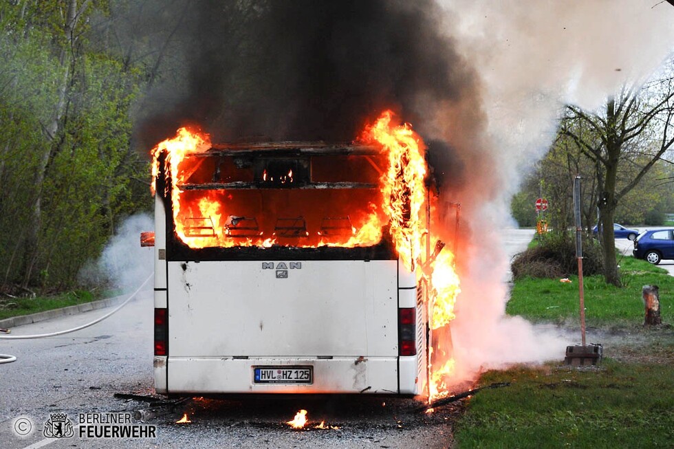 Reisebus im Vollbrand