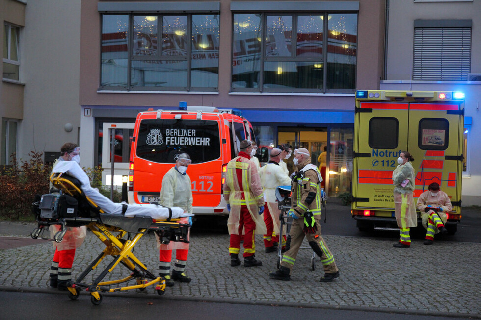 Die Einsatzkräfte bereiten den Transport vor