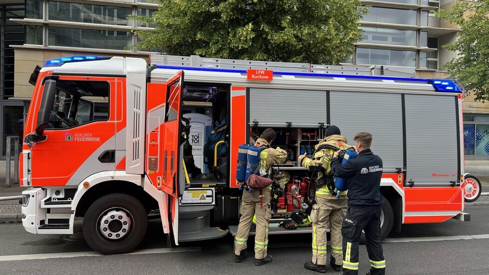 Einsatzkräfte der LFW bereiten sich auf den Einsatz vor