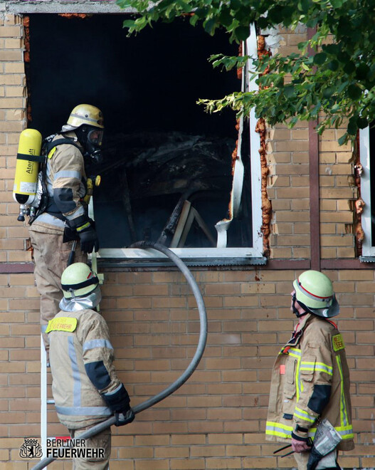 Einsatzkräfte mit Atemschutz