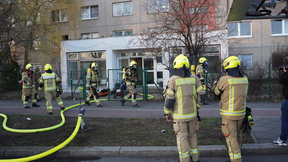 Einsatzkräfte vor dem Zugang zum Einsatzobjekt