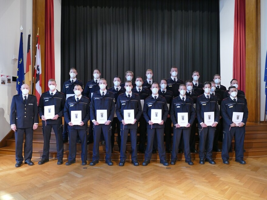 21 Brandmeisteranwärter wurden zu Brandmeistern ernannt.