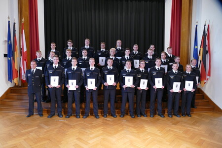 Gruppenfoto der Ernannten zusammen mit dem Ständigen Vertreter des Landesbranddirektors (kommissarisch) Herrn Per Kleist