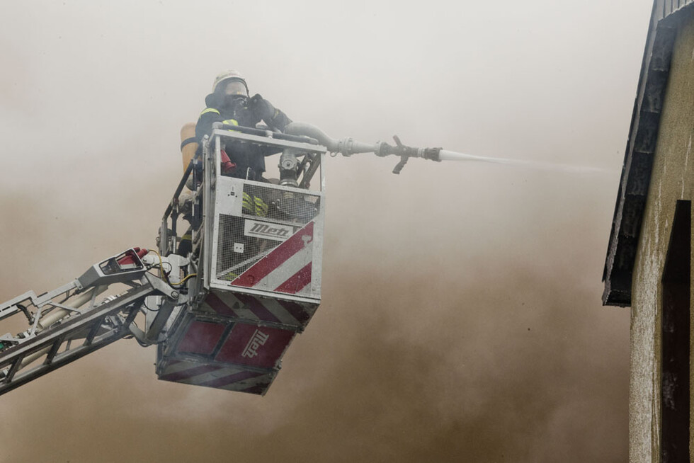 A-Trupp im Löschangriff über DLK