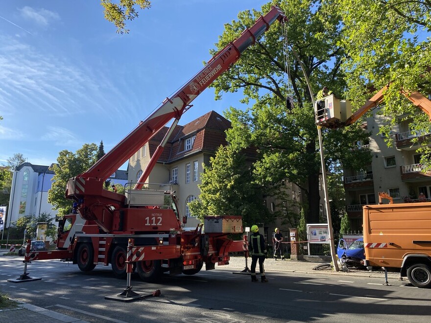 Anschlagen der Laterne mittels Rundschlinge am Feuerwehrkran