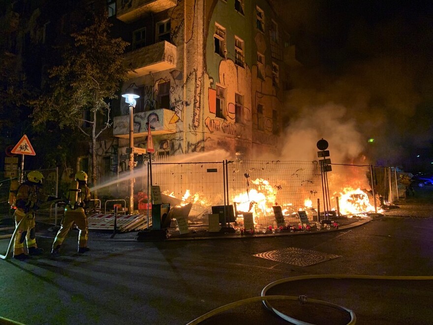 Brand von Gerümpel vor dem Haus