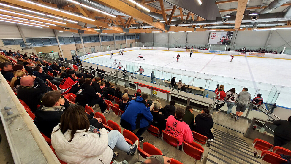 Blick auf das Spielfeld in der Eissporthalle in Charlottenburg.