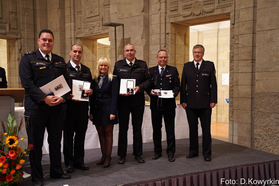 Innensenatorin Iris Spranger und LBD Karsten Homrighausen mit ausgezeichneten Angehörigen der Freiwilligen Feuerwehren.