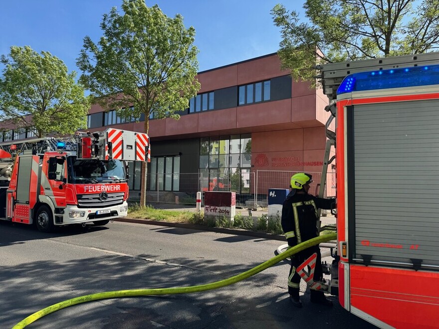 Einsatzfahrzeuge vor Feuerwache
