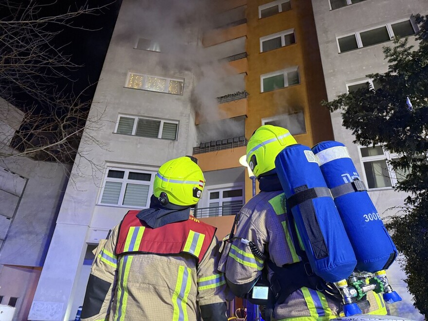 Einsatzkräfte vor dem Gebäude