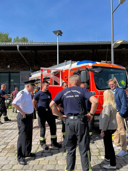 Innensenatorin Spranger und Landesbranddirektor Dr. Homrighausen besuchen die Ausstellungsfläche 