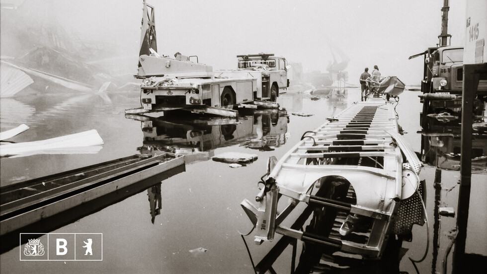 Die nach dem Einsturz vollständig beschädigte Drehleiter mit Korb.