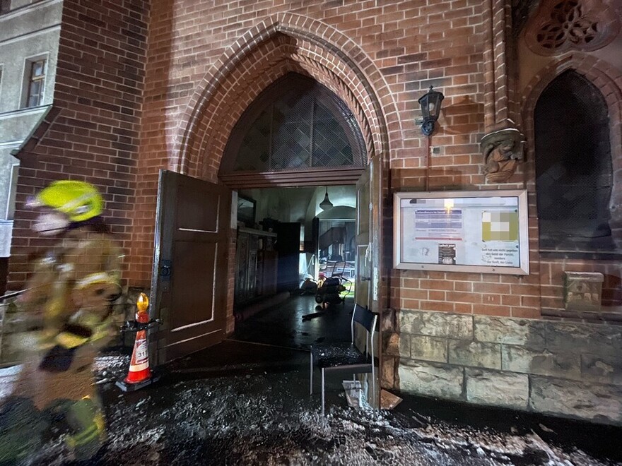 Einsatzkraft verlässt das Gebäude