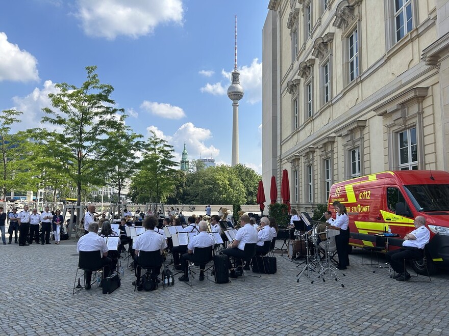 Musikzug vor dem Humboldt Forum