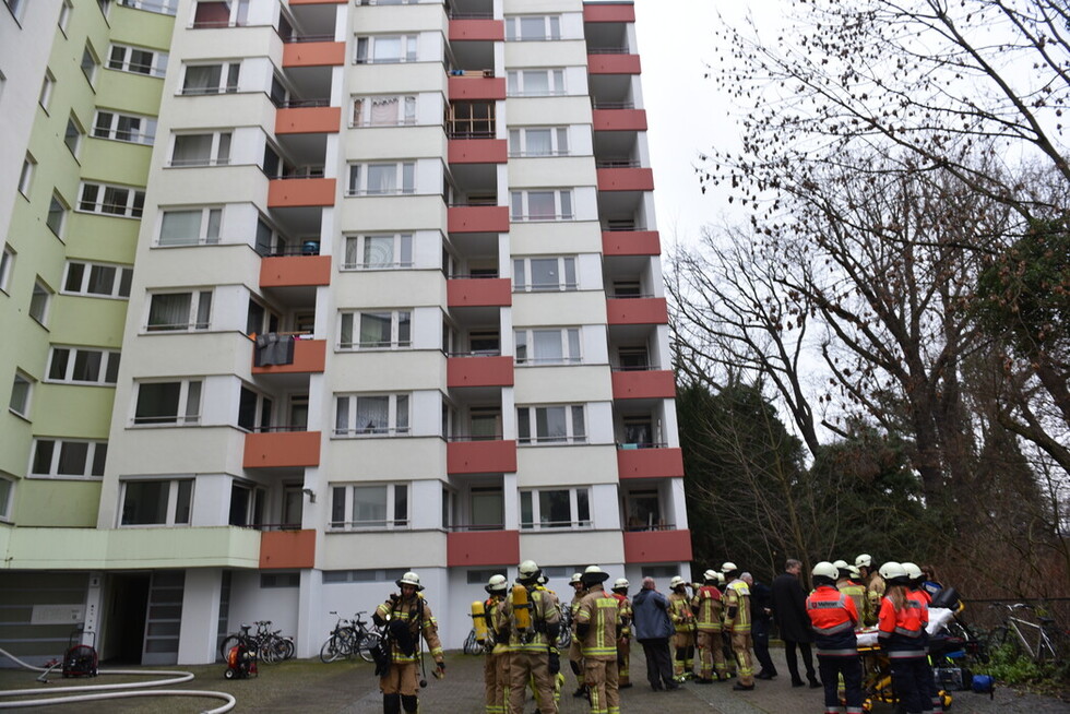 Eine Vielzal von Feuerwehr- und Rettungskräften steht in Bereitstellung.