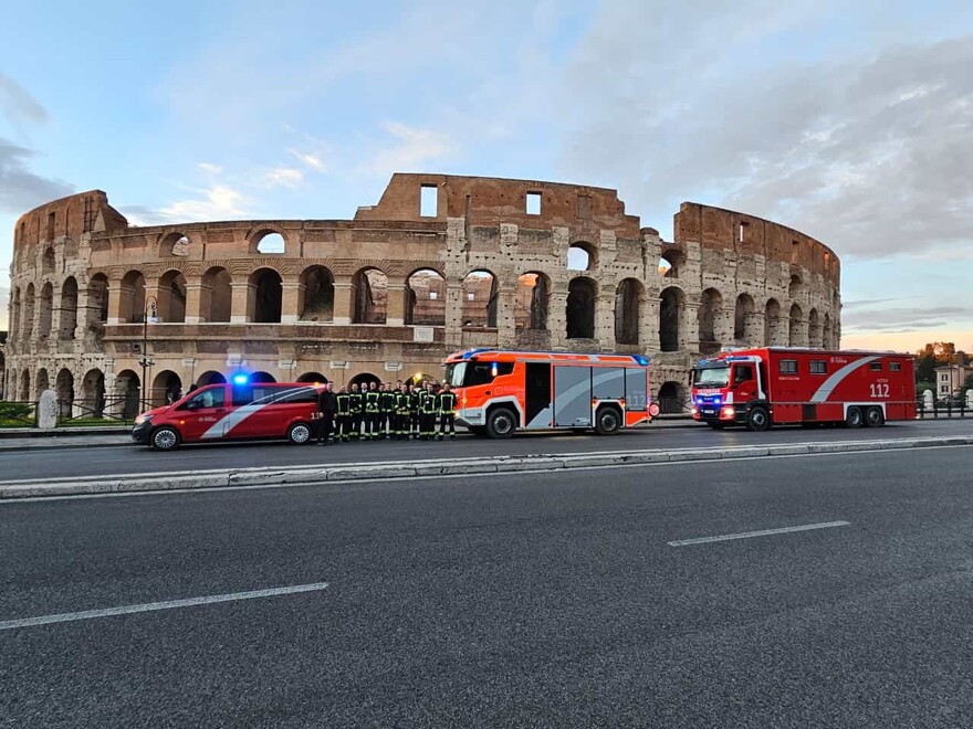 Fahrzeugaufstellung vor dem Colloseum 