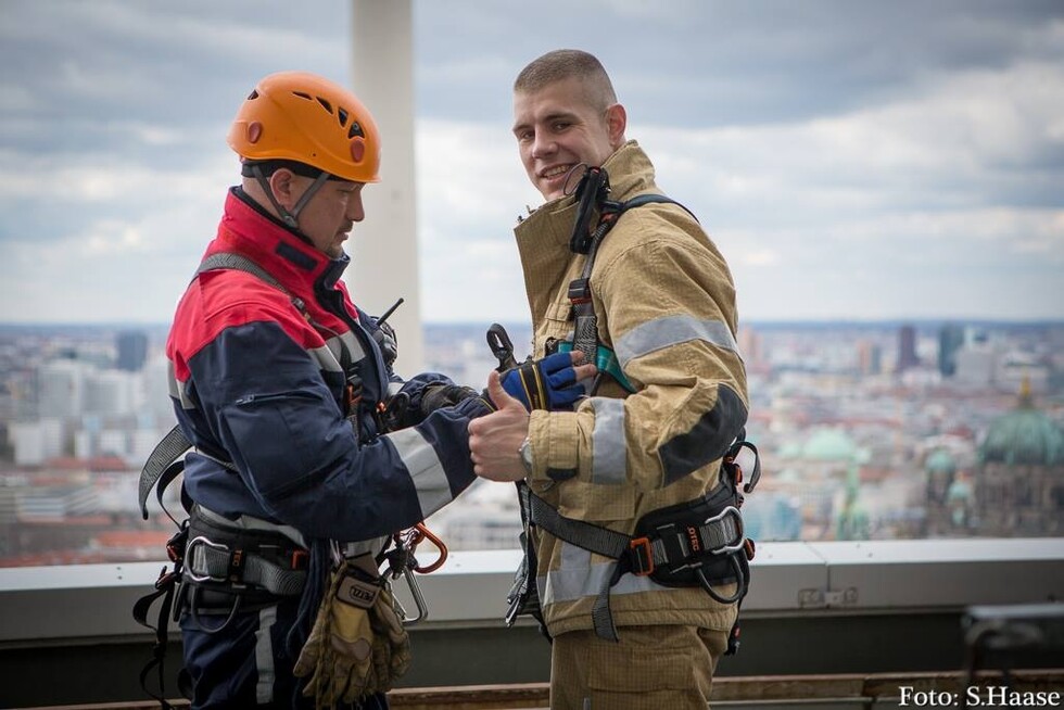 Feuerwehrmann vor dem Abseilen