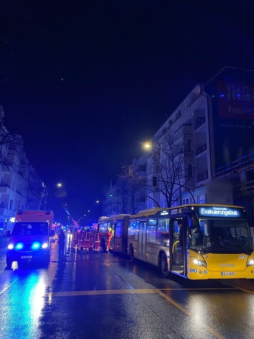 Bus der BVG zur Betreuung der Personen an der Einsatzstelle