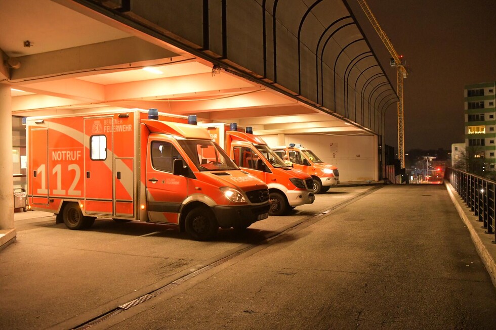 Rettungswagen in Halteposition zum Einladen der Patienten