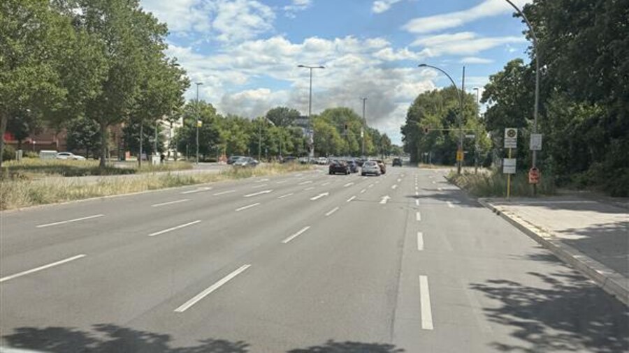 Rauchwolke bei Anfahrt der Einsatzkräfte