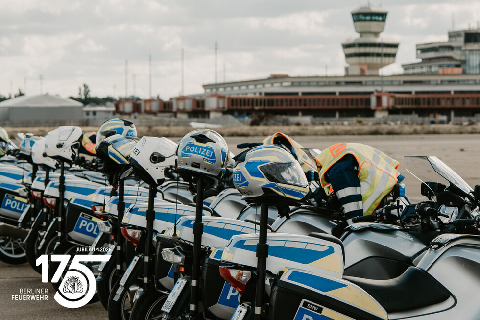 Begleitfahrzeuge der Polizei sichern den Fahrzeugkorso der Berliner Feuerwehr entlang der gesamten Strecke.