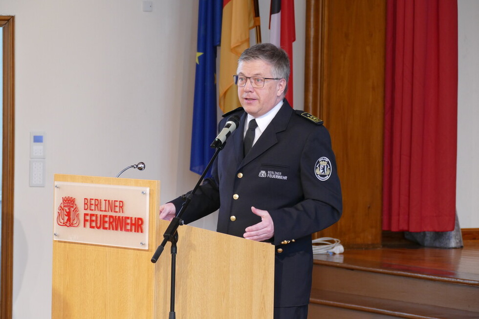 Landesbranddirektor Dr. Karsten Homrighausen begrüßt die jungen Einsatzkräfte.