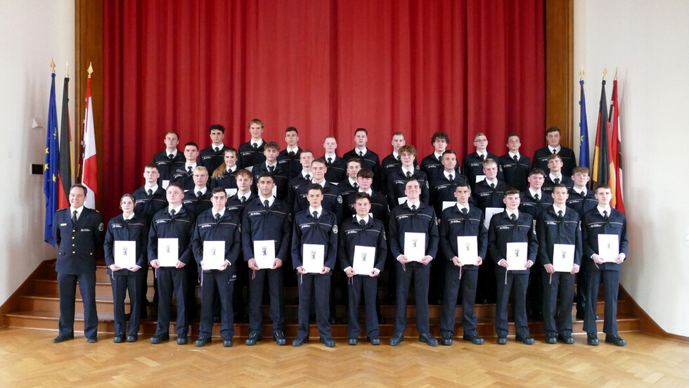 Gruppenbild der ernannten Nachwuchskräfte der Einstiegswege 